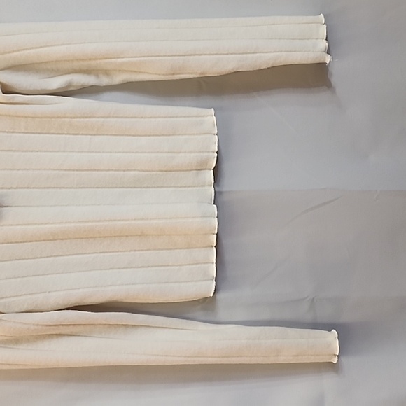 Freshman Womens Long Sleeve Sweater Cream Fitted Round Neckline Medium NWT - Picture 4 of 6